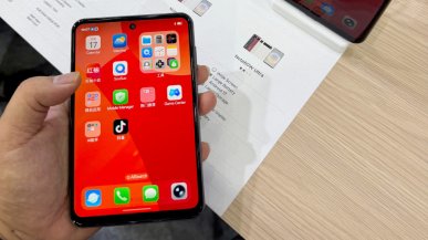 Koniec z telefonami udającymi pilot do telewizora? Chińczycy stawiają na nowy kształt