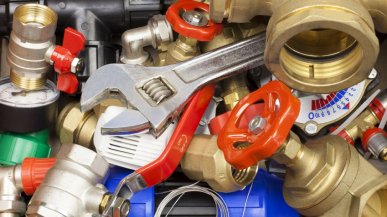 Elektrycy i hydraulicy elitą rynku pracy, nie programiści. Wszystko przez AI