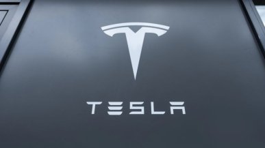 Elon Musk podjął decyzję. Każda nowa Tesla dostanie Starlinka