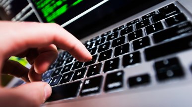 Fałszywe aplikacje bankowe krążą w sieci. Oszuści wykorzystują popularne portale