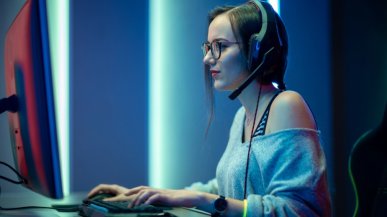 Fałszywe dziewczyny atakują graczy. Boty AI próbują wyłudzać pieniądze na Discordzie i OnlyFans