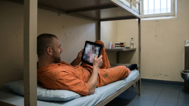 Holandia testuje tablety z filmami dla dorosłych w więzieniach. Co tam się dzieje?