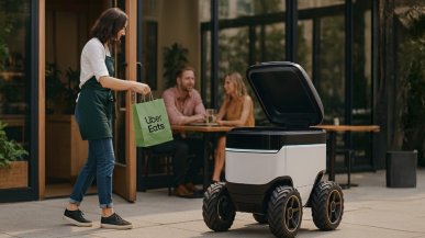Kobieta stanęła przed robotem Ubera. Skończyło się aresztowaniem