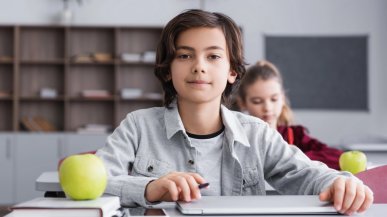 Koniec social mediów dla dzieci i smartfonów w szkołach. Francja z przełomową ustawą