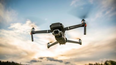 Lecisz dronem DJI. Nagle ktoś inny może zacząć wydawać mu polecenia