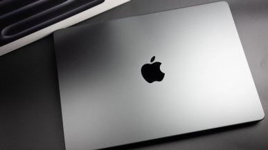 MacBook Pro M5 przejechany przez samochód. Zaskakujący test wytrzymałości