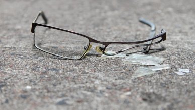 Niepozorne okulary sieją postrach wśród kobiet. Wkroczyła prokuratura