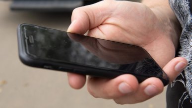 Nieznany numer zadzwonił. Nie dała się oszukać, więc oszust wezwał policję