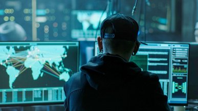 W ogromnym cyberataku wyciekły dane policjantów, urzędników i nauczycieli