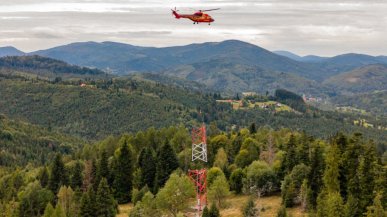 Play ma fantazję i zainstalował maszt z helikoptera. Będzie zasięg w Beskidach