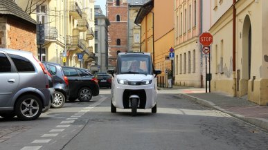 Polacy coraz chętniej kupują te elektryki. Można nimi jeździć już od 14 lat