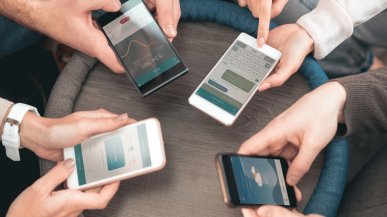 Polacy kupują drożej, ale wymieniają rzadziej. Rynek smartfonów się zmienia