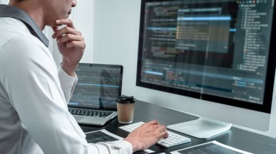 Programiści mają dość AI, Google i Microsoft zachwyceni. „Czujemy się głupsi”