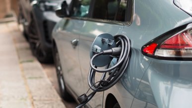 Raport obala mit o szybkim zużyciu baterii samochodów elektrycznych. Straty są minimalne