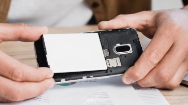Samsung zapatrzył się na baterie iPhone'a. Idą utrudnienia dla użytkowników