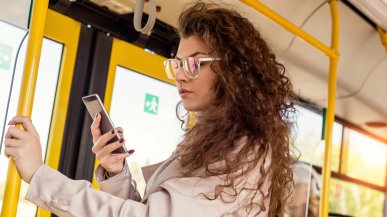 Smartfony zakazane w autobusach? Projekt przepisów już jest