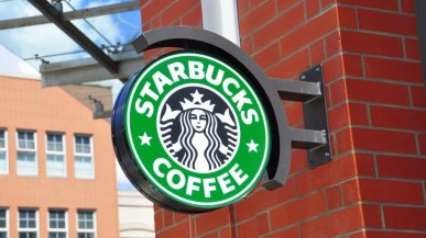 Starbucks wycofuje AI ze swoich kawiarni. Człowiek radzi sobie lepiej