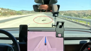 Influencerzy Tesli wypróbowali autonomiczną jazdę Elona Muska. Rozbili się po 100 km