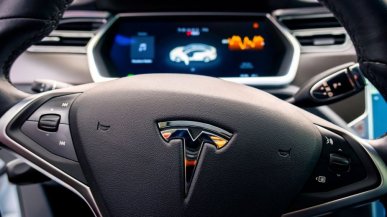 Tesla jechała na autopilocie. Śmiertelnie potrąciła pieszego