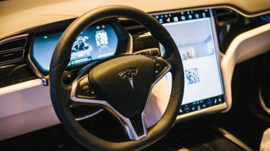 Tesla prowadzi za kierowców nawet 95% czasu. FSD wciąż jednak wymaga pełnej uwagi