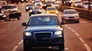 Ukryte kamery skanują rejestracje samochodowe. Algorytm decyduje, kogo zatrzyma policja 