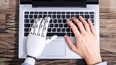 Większość uważa, że AI może szkodzić. A i tak z niej korzystają