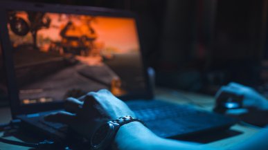 Wymienił biurko i obniżył temperaturę laptopa gamingowego o 15°C