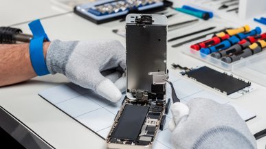 Wzrost napraw telefonów. Klienci chłodzą je w lodówkach podczas upałów