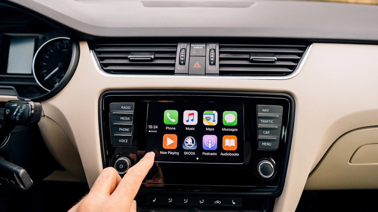 Nie instaluj nowego iOS, jeżeli korzystasz z CarPlay. Szkoda nerwów