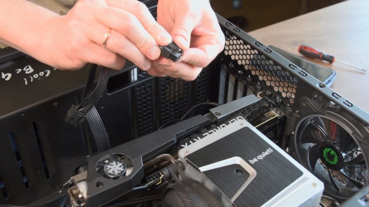 Ten RTX 5090D to prawdziwe monstrum. Zasilają go dwie wtyczki 16-pin