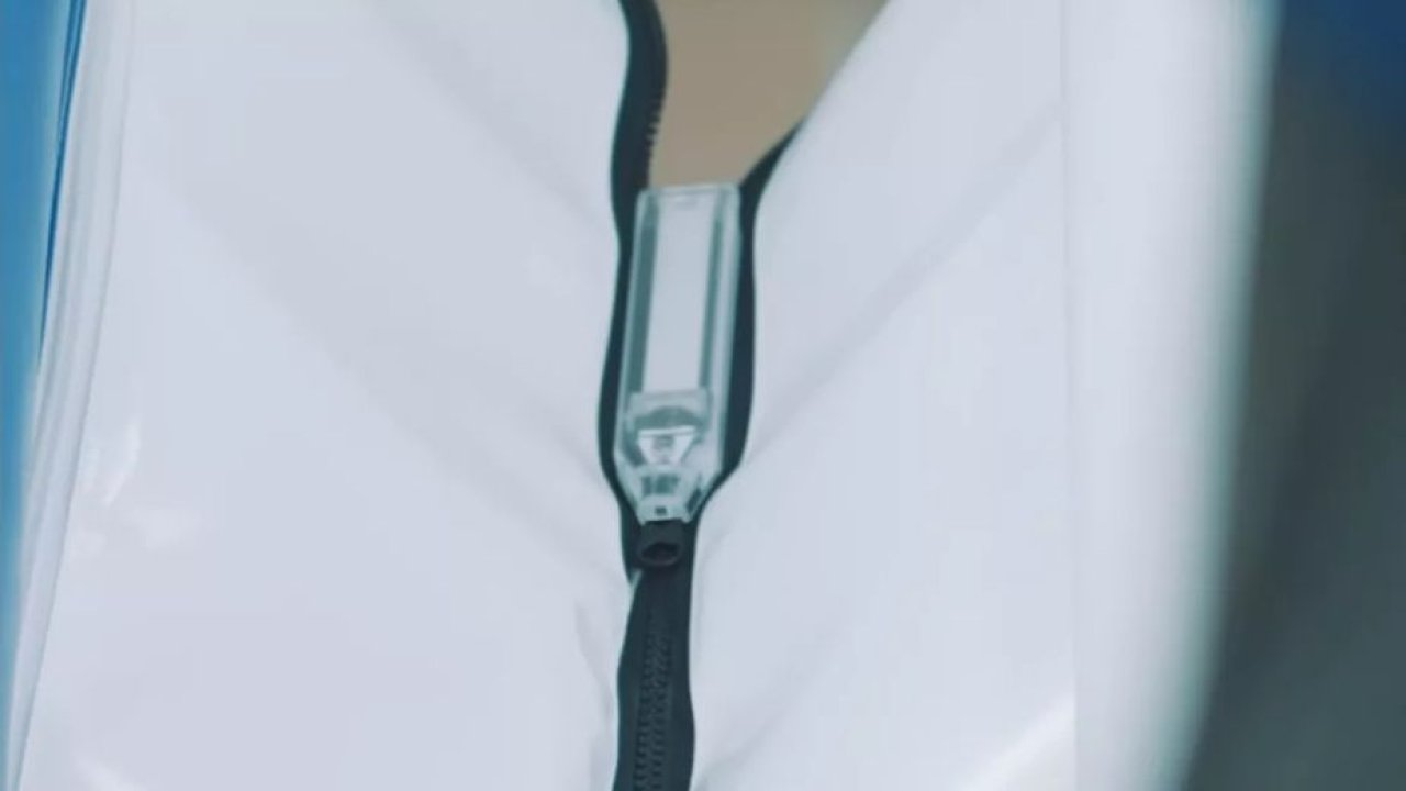 YKK prezentuje pierwszy suwak do ubrań z napędem silnikowym. Sam się zapina i rozpina