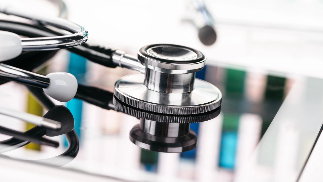 Fałszywi lekarze z TikToka to prawdziwa plaga. Sztuczna Inteligencja staje się niebezpieczna