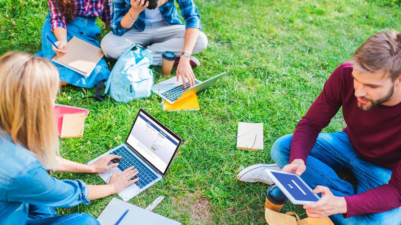 Facebook wymyśli Ci znajomych, o ile nie masz z kim pogadać. Mroczne plany Zuckerberga