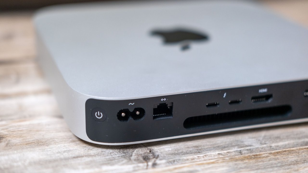 Mac mini nie może być zasilany przez USB-C. Ten użytkownik stwierdził "potrzymaj mi kabel"