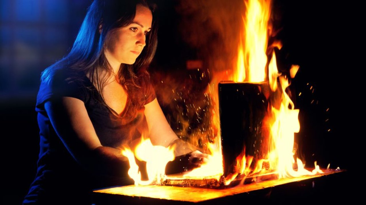 Niebezpieczny trend na TikToku, dzieci próbują podpalać swoje laptopy. Służby alarmują