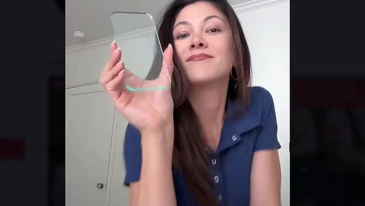 Przezroczysty telefon hitem TikToka. Złudzenie czy przyszłość?