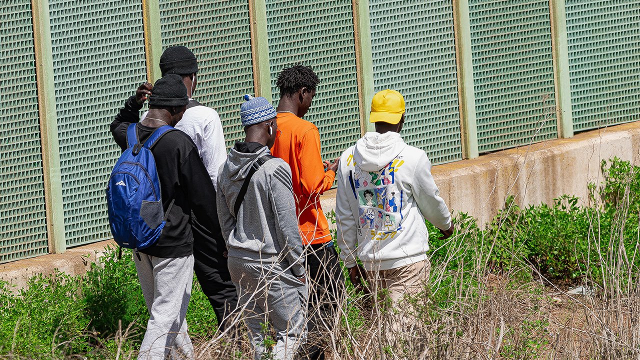 Obowiązkowe namierzanie, albo deportacja. Cyfrowy nadzór nad imigrantami coraz ostrzejszy