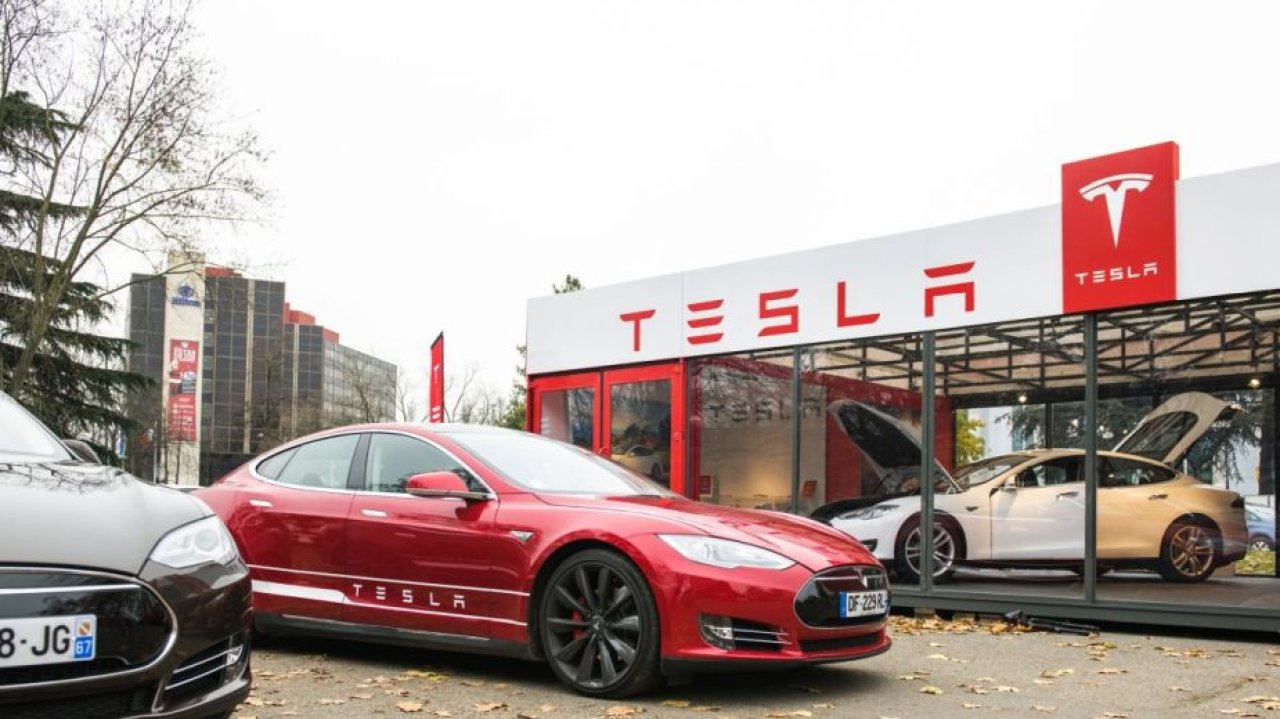 Elon Musk zmienił auta w "skrajnie prawicowe totemy". Kierowcy pozywają Teslę