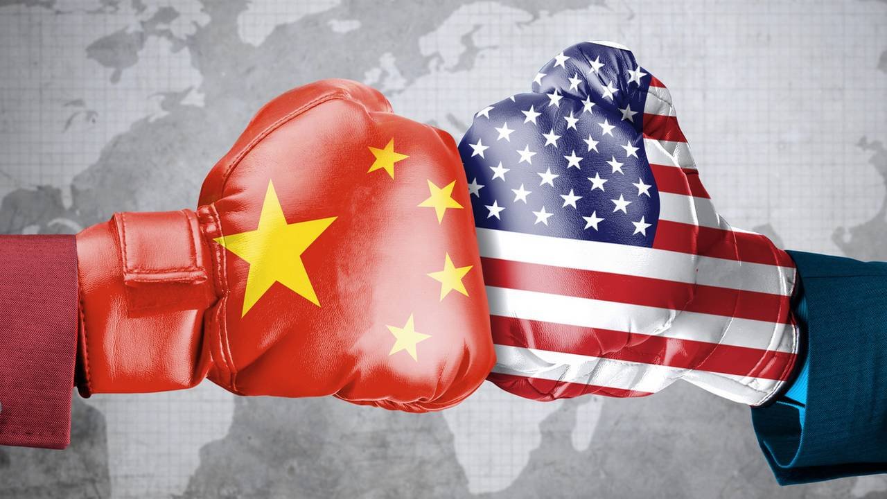 Tajemnicze walizki z dyskami obchodzą sankcje. Nowa strategia Chin na zdobycie chipów NVIDIA