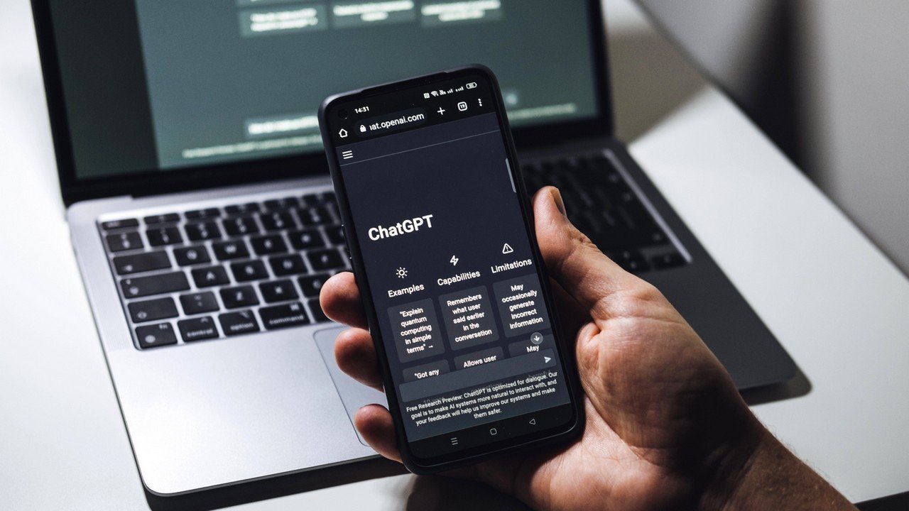 Większość z nas obraża AI podczas wydawania poleceń. Kultura osobista kontra frustracja