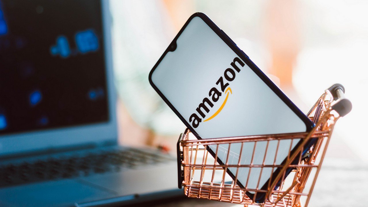 Robotyzacja przyspiesza. Amazon masowo redukuje etaty bo nie potrzebuje ludzi