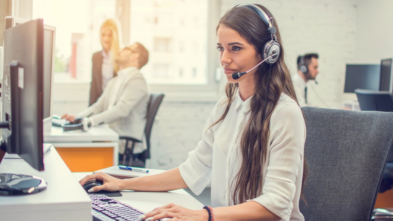 AI miało pomagać, a tylko przeszkadza. Pracownicy infolinii mają dość