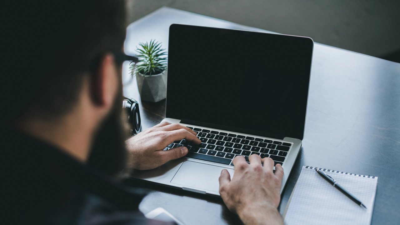 Ekran zamiast touchpada? E Ink szykuje nowość do laptopów z myślą o AI