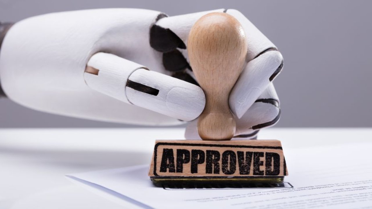 Naukowcy oszukują sztuczną inteligencję. Ukryte monity w artykułach mają wymusić pozytywne recenzje