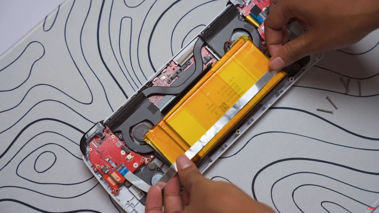 Producent nie dał to sam sobie zrobił. Włożył baterię z laptopa do konsoli