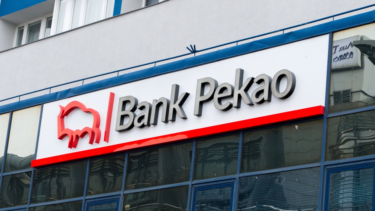 Bank Pekao będzie wiedział, jak trzymasz telefon. To dla Twojego dobra