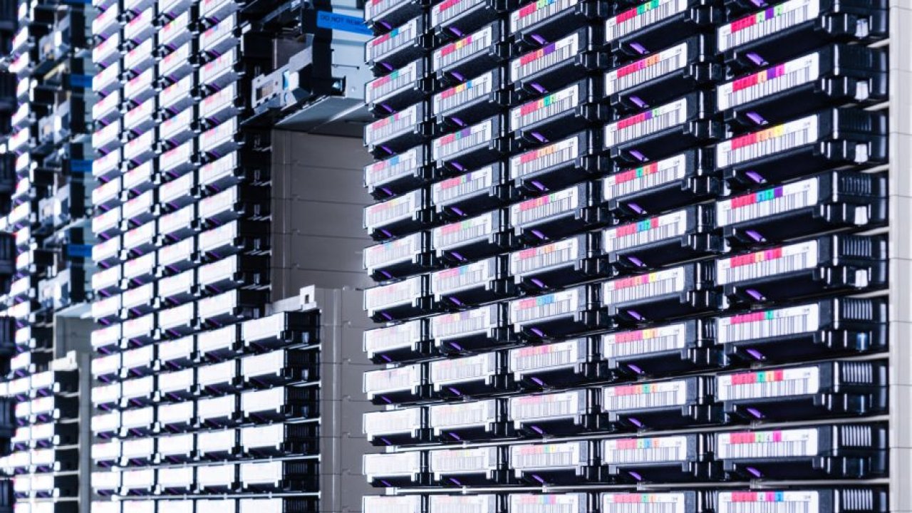 176 eksabajtów. Elon Musk chciał się pozbyć LTO, a taśma ma się świetnie i bije rekordy