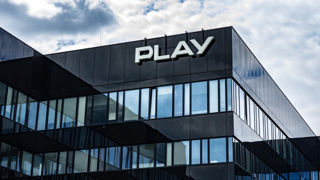 ESIM na kartę od dzisiaj w Play. Bez wychodzenia z domu