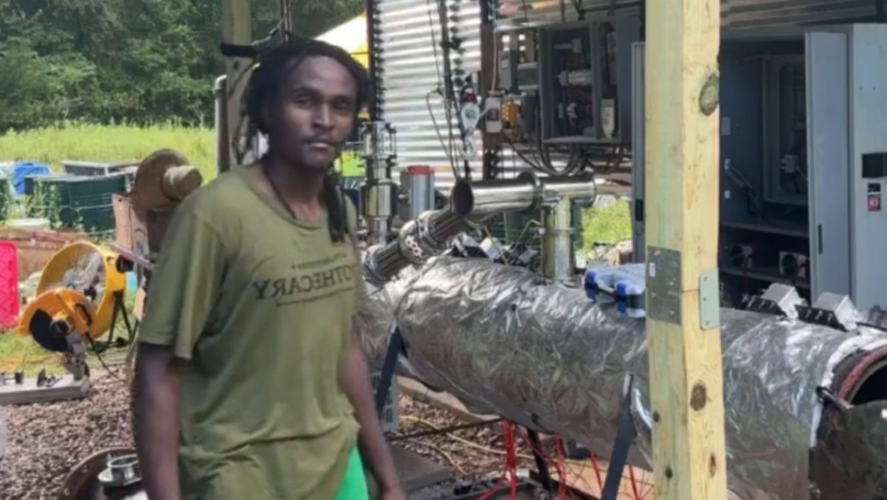 Stworzył maszynę zmieniającą plastik w paliwo i nagle zapadł się pod ziemię