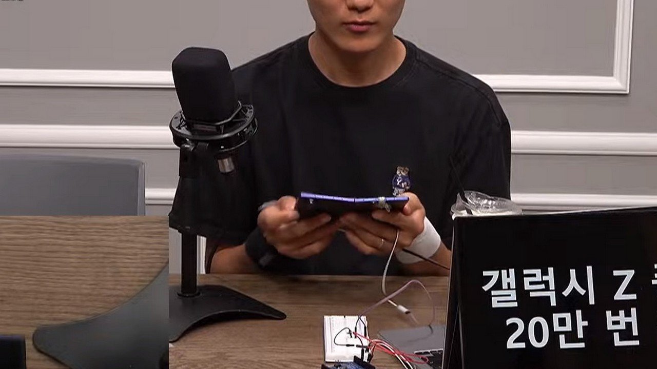 Tysiące złożeń Galaxy Z Fold 7 przed kamerą. Szalony stream podbija YouTube